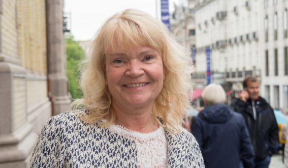 Kari Kjønaas Kjos, leder i helse- og omsorgskomiteen. Smilende dame med lyst langt hår