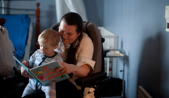 Ellen Fossheim Johansen leser for sønnen som sitter på fanget