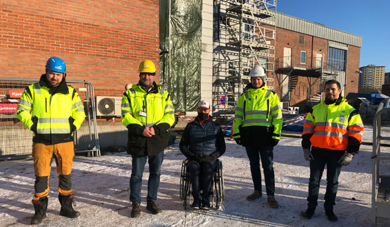 Ståle Bratlie og bygningsarbeidere på byggeplass