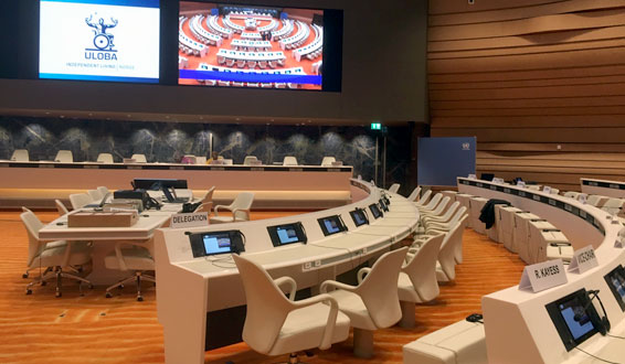 FN-sal som viser Uloba-logo på storskjerm
