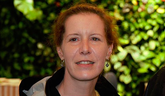 Iva Srot foran grønne busker