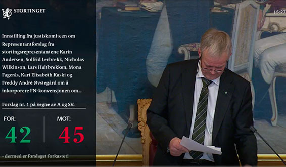 Skjermdump av Stortingets nett-TV som viser voteringsresultat 42 for 45 mot