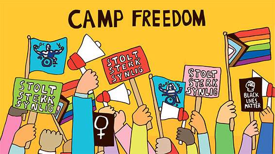 Tittelen "Camp Freedom" i svart på gul bakgrunn. Under er hender som strekker seg mot været med flagg, plakater og roperter. På én plakat står det "Black lives matter", på en annen "Stolt sterk synlig". Et oppdatert pride-flagg er med, en svart plakat med symbolet for det kvinnelige kjønnet, og blå flagg med Ulobas Freeman, og en kvinnelig versjon - Freewoman - i blått.