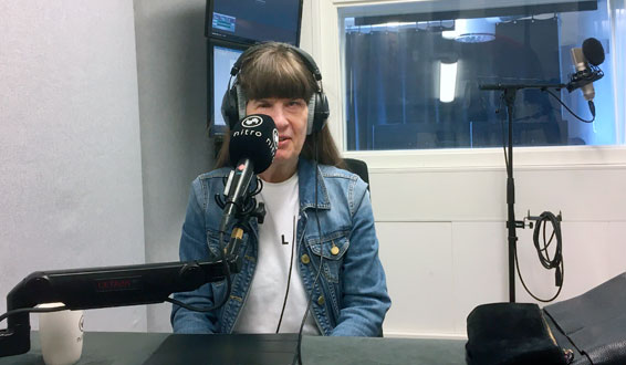 Berit Vegheim med headset foran radiomikrofon