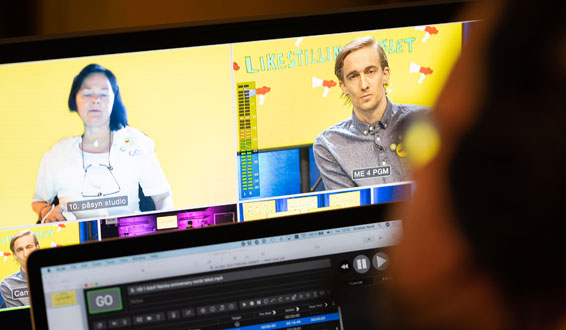 Monitor i kontrollrom viser Vibeke Marøy Melstrøm og Morten Rulle