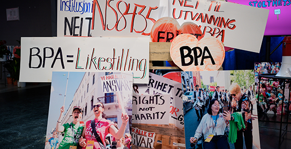 Eit illustrasjonsfoto som skal illustrere aktivisme. Biletet viser paroler, plakatar og bilete frå tidlegare stolthetsparadar.