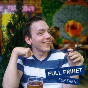 Johannes Ramstad Finnanger med pils på bordet og sigar i hånden på et utested. Han har på seg blå- og hvitstripet T-skjorte, har kort mørkt hår, blå øyne og smiler stort.