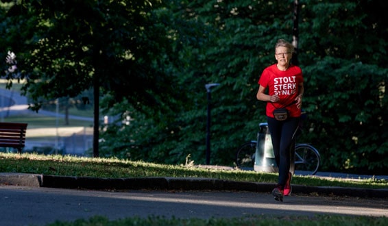 Karin Andersen jogger med "Stolt sterk synlig"-T-skjorte