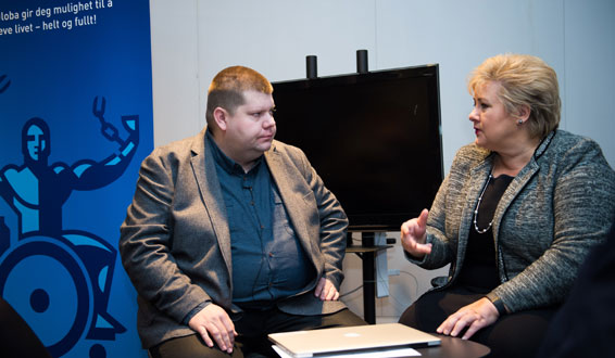 Jon Henrik Larsen og Erna Solberg i samtale foran Uloba-rollup