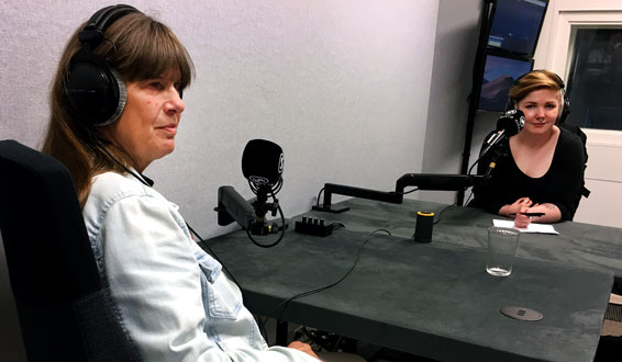 Berit Vegheim og Mone Celin Skrede med headset foran radiomikrofon
