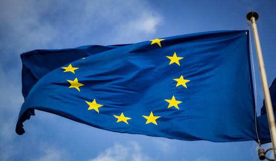 EU-flagget mot blå himmel