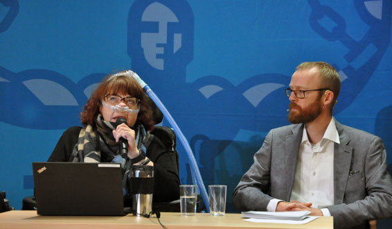 Laila Bakke og Egil Skogseth bak bord foran blå vegg med Uloba-logo