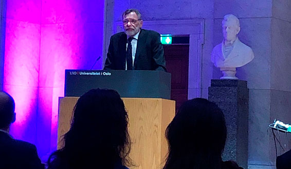 Jens Petter Gitlesen på talerstol i Universitetets aula