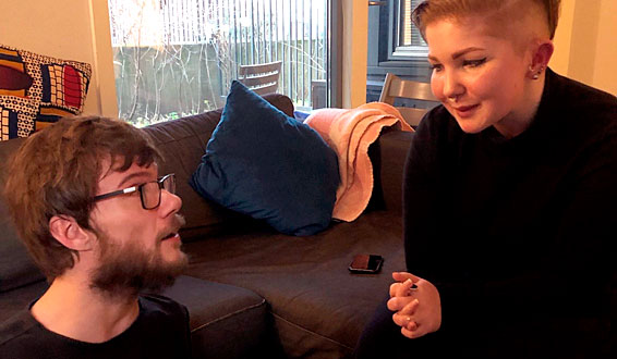 Sebastian Tjørstad og Mone Celin Skrede i stue