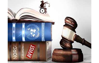Et bord med en dommerhammer og en bokstabel med boka Helselovgivning merket «Avvist», og boka FN-konvensjonen. Oppå bokstabelen sitter fru Justitia i rullestol.