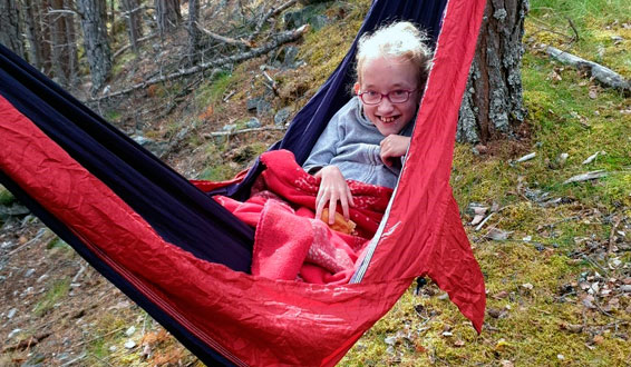 Mari Andresen Hæggernes i hengekøye i skogen
