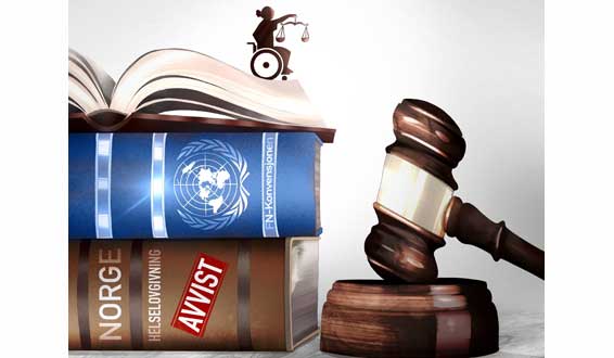 Et bord med en dommerhammer og en bokstabel med boka Helselovgivning merket «Avvist», og boka FN-konvensjonen. Oppå bokstabelen sitter fru Justitia i rullestol.