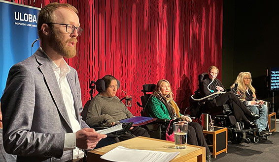 Egil G. Skogseth og samtalepanel på scene på Litteraturhuset