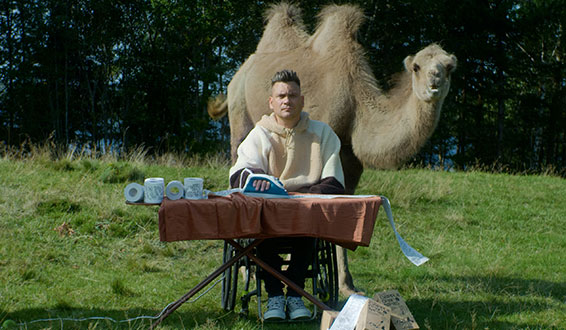 Anders Westgerd stryker dopapir foran en kamel