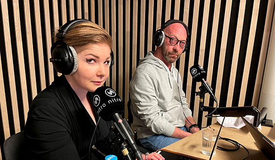 Mone Celin Skrede og Hans Hjellemo i lydstudio