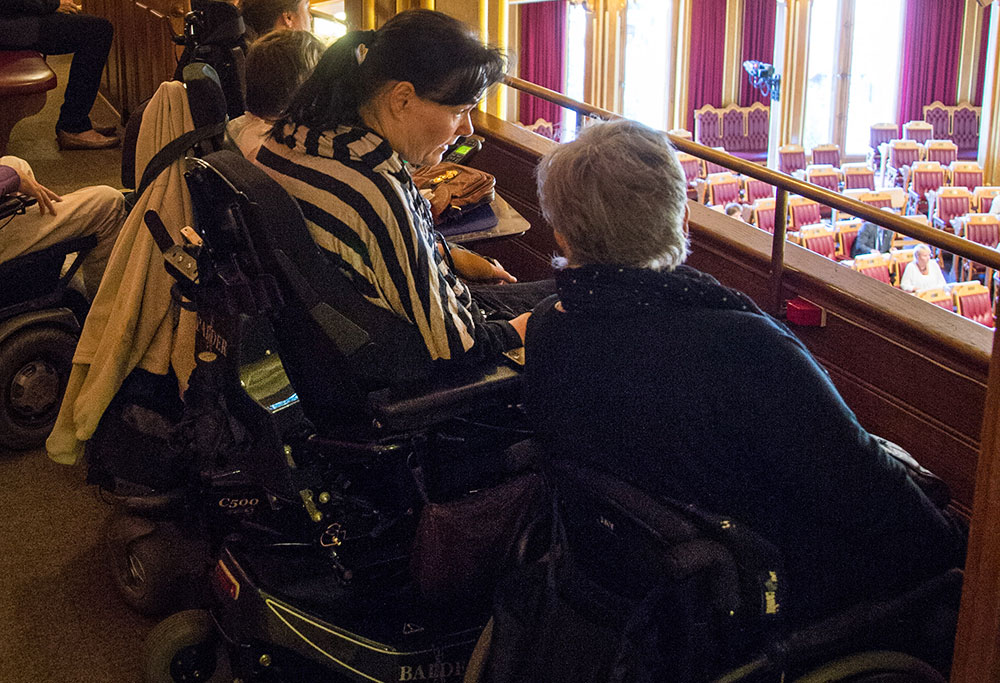 Vibeke Marøy Melstrøm og Ann Kristin Krokan på publikumsgalleriet i Stortinget
