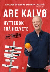 Omslaget på boka "Hyttebok frå helvete" av Are Kalvø. Kalvø står med en appelsin i hånda og smiler på rød bakgrunn. Han har på seg mørkeblå skjorte, har blå øyne og sparsomt med hår på hodet. Ved siden av ham på omslaget er en trepåle med flere skilt på, som viser veien til ulike turhytter. "Slaskedalsbu", "Tåkeheimen", og "Gaukhei", står det på noen av skiltene.