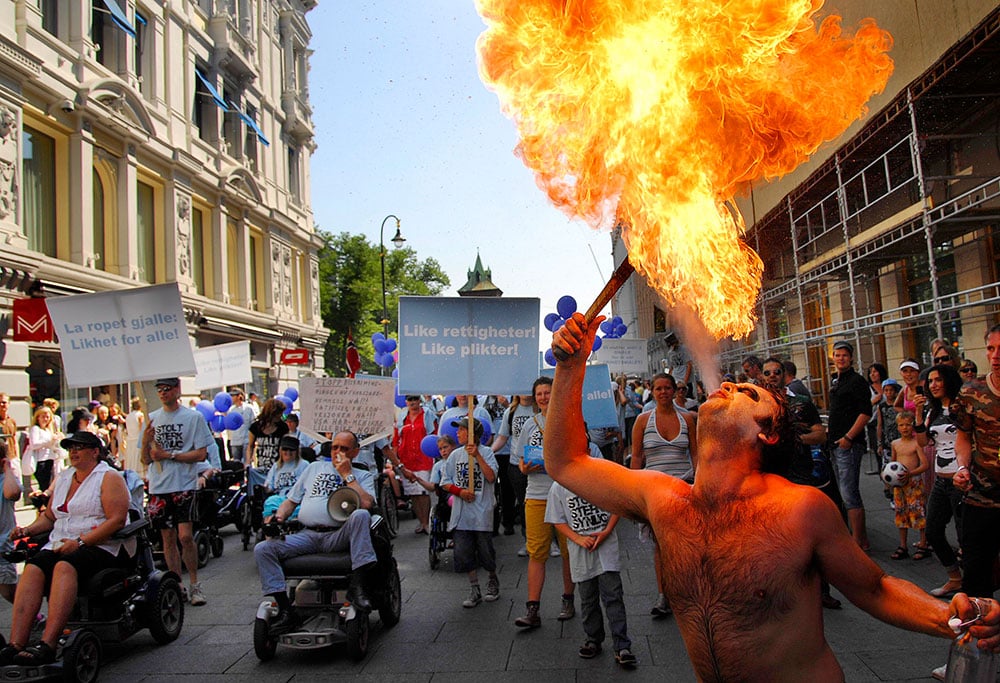 Stolthetsparaden 2008 med deltakere i lyseblå T-skjorter og en flammeblåser