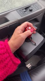 en hånd med spreke, rosa sommernegler på en girspake.