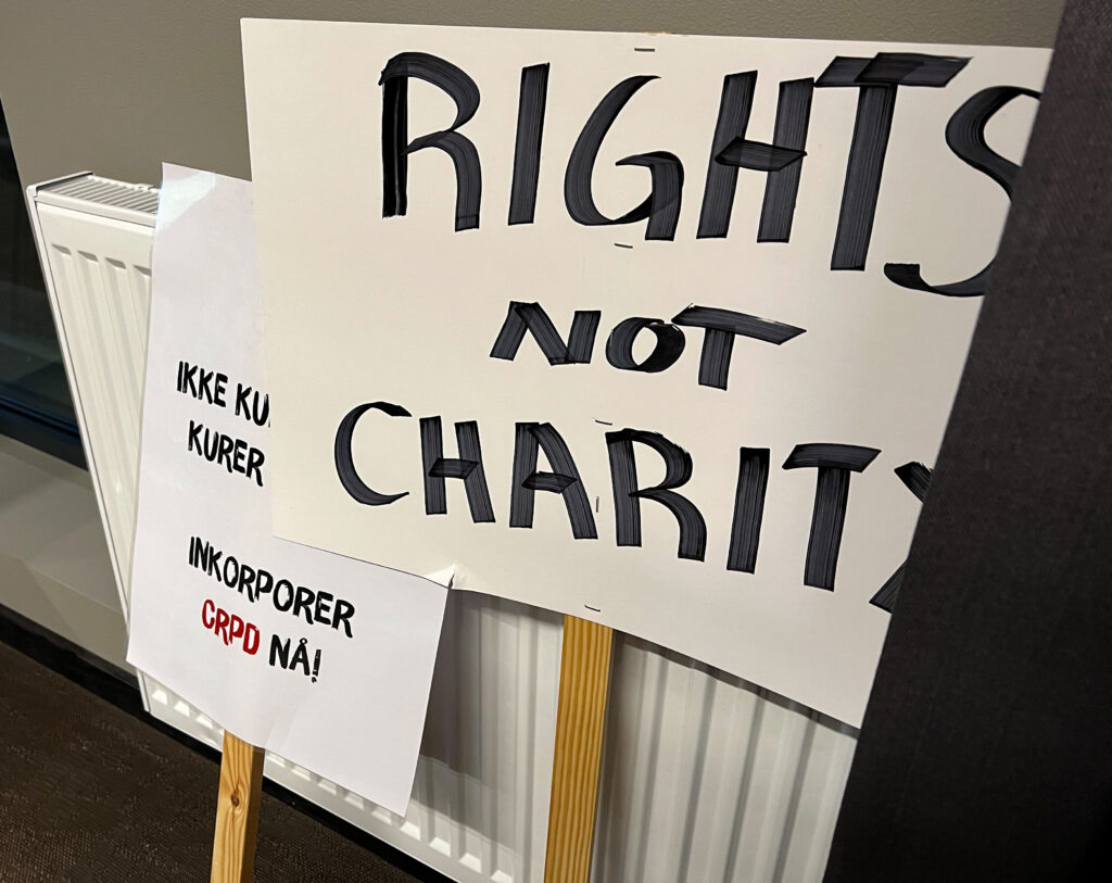 Plakat med påskrifta "Rights not Charity"