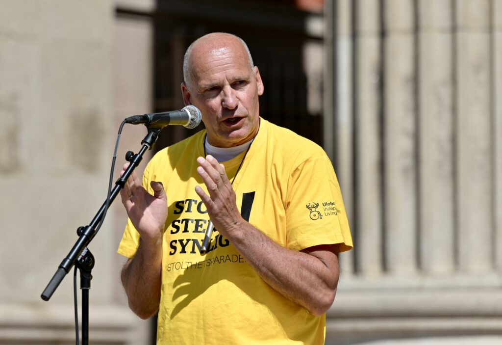 Geir Lippestad holder appell på Universitetsplassen. Han er skallet og har på seg en gul festival-t-skjorte. Han snakker engasjert inn i mikrofonen og gestikulerer med armene.