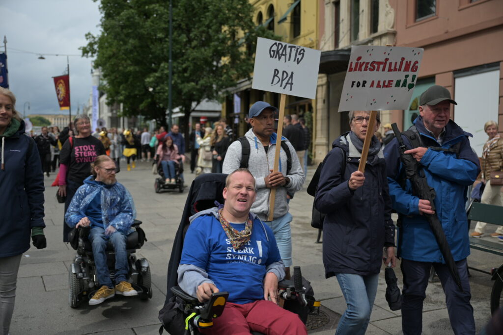 Parademennesker og parolene "gratis BPA og Likestilling for alle nå!"