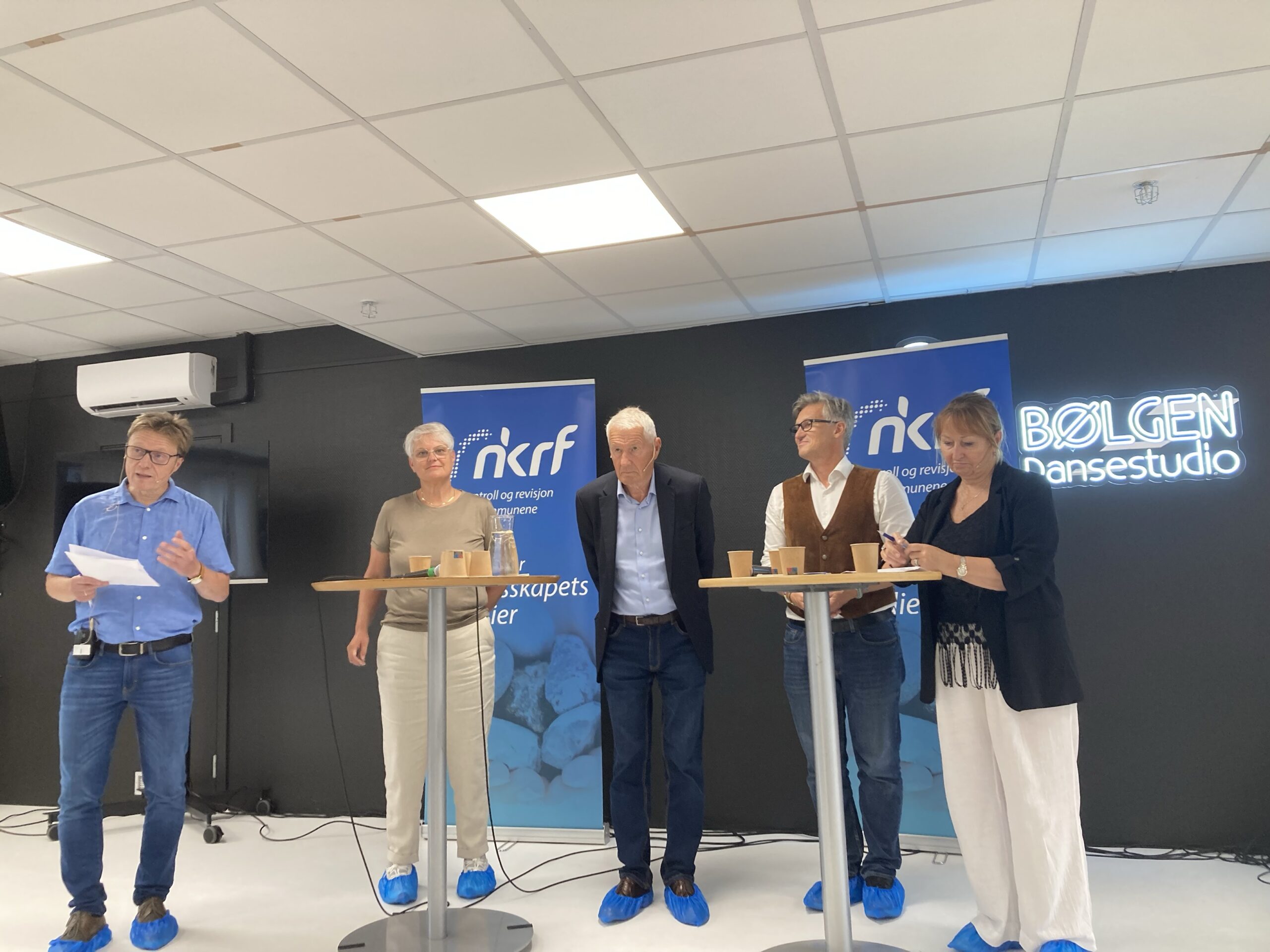 Diskusjonen inkluderte fremtredende skikkelser som tidligere statsminister Thorbjørn Jagland, likestillings- og diskrimineringsombud Bjørn Erik Thon, KS-styreleder Gunn Marit Helgesen og nestleder i Nkrf - Kontroll og Revisjon i Kommunene Ragnhild Aashaug, som sammen utforsket både styrker og svakheter i det kommunale menneskerettighetsarbeidet.