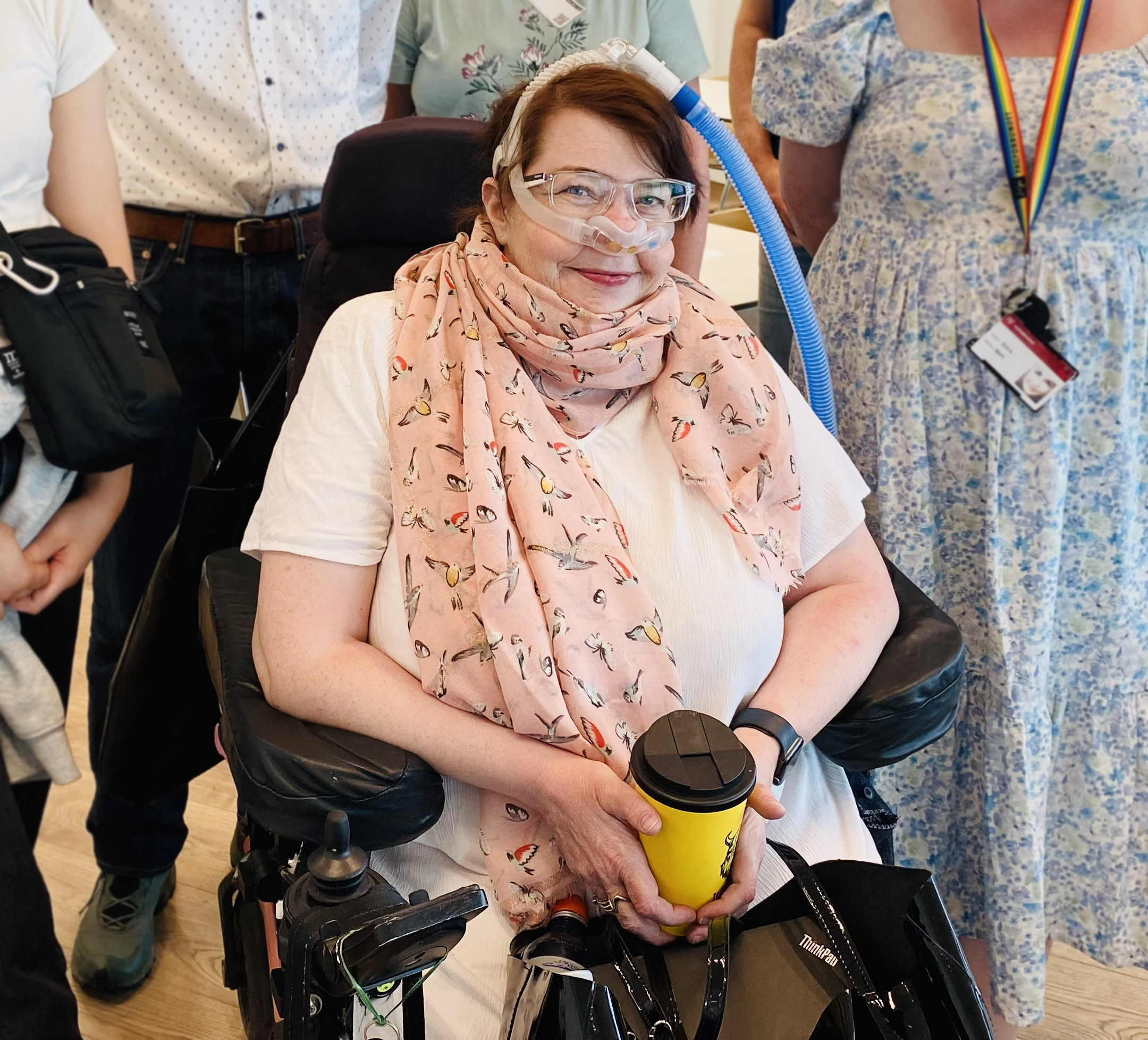 Laila Bakke hadde mørk brunt hår, redpiratorslange på hodet, blå øyne og et rosa skjal med fugler på.