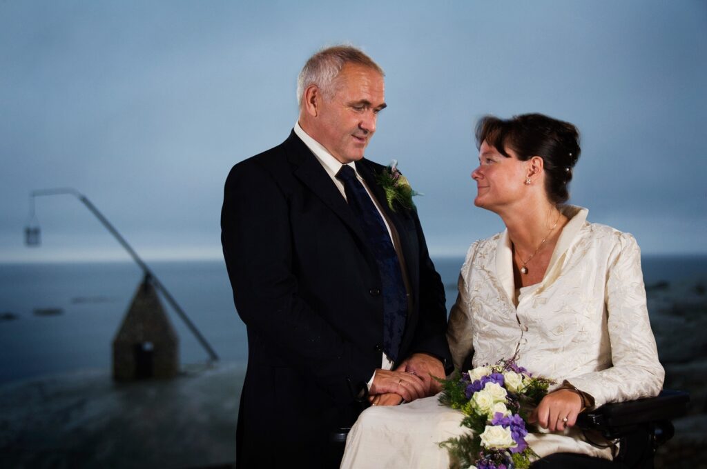 Vibeke og mannen Terje, ho i brudekjole, han i dress.