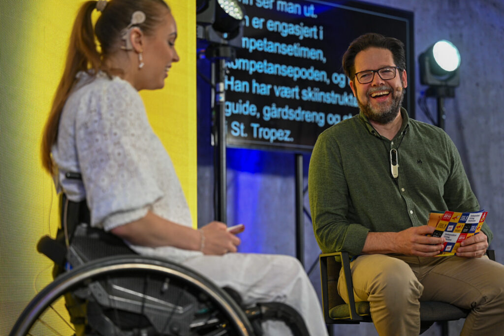 Deretter ledet Regine Elvevold en samtale med Thomas Idem, kompetanserådgiver og festivalsjef i Uloba,