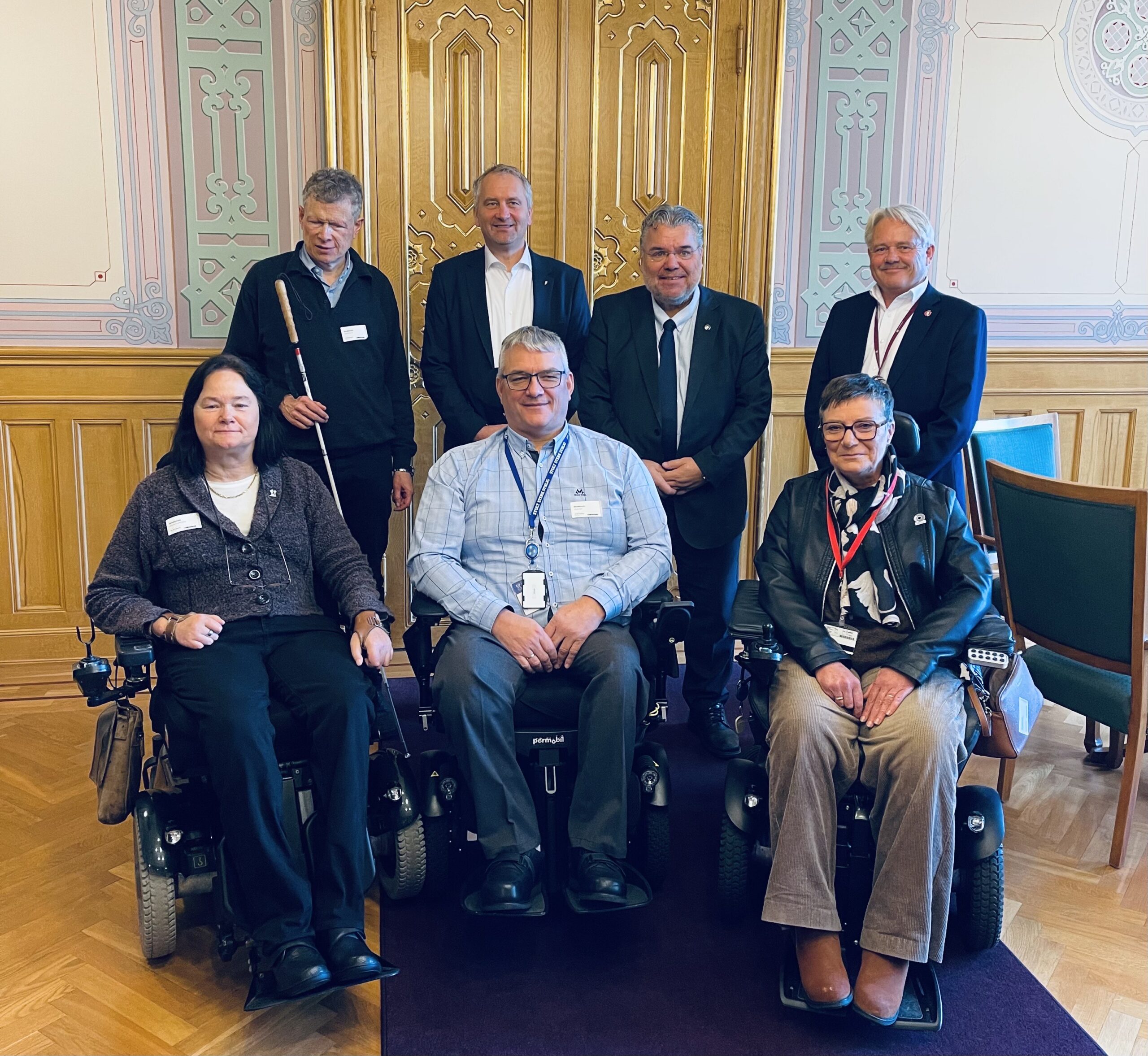 Sju menneske er avbileta inne på Stortinget. Bakerst, f.v: Sverre Fuglerud, Alf Erik Andersen (FrP), Morten Wold (FrP) og Bjørnar Laabak (FrP). Framme f.v: Vibeke Marøy Melstrøm, Aage Gjesdal og Tove Linnea Brandvik. Gjestane har besøksnamnelapp på brystet. 