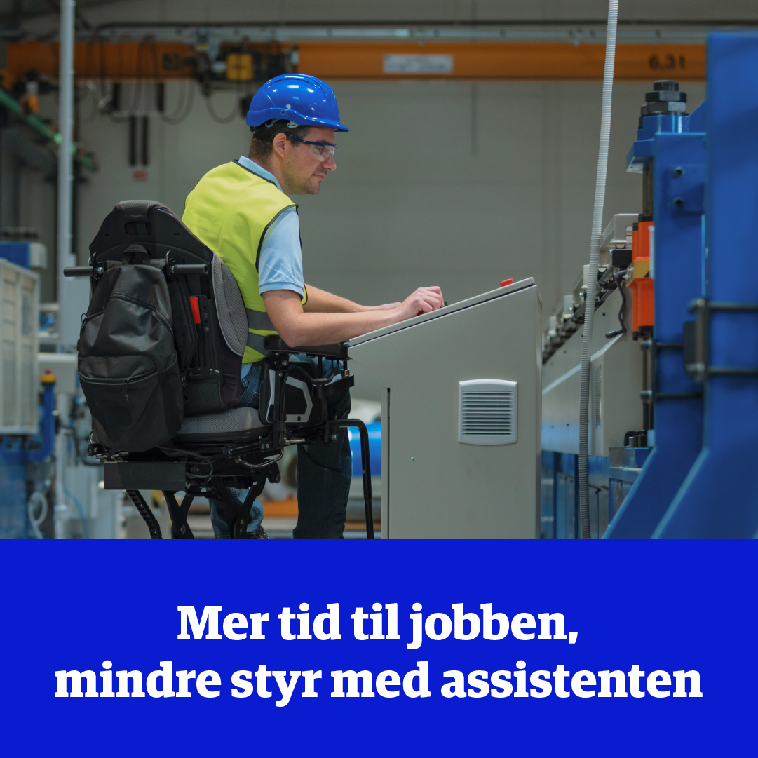 Bygningsarbeider i rullestol som gjør jobben sin.