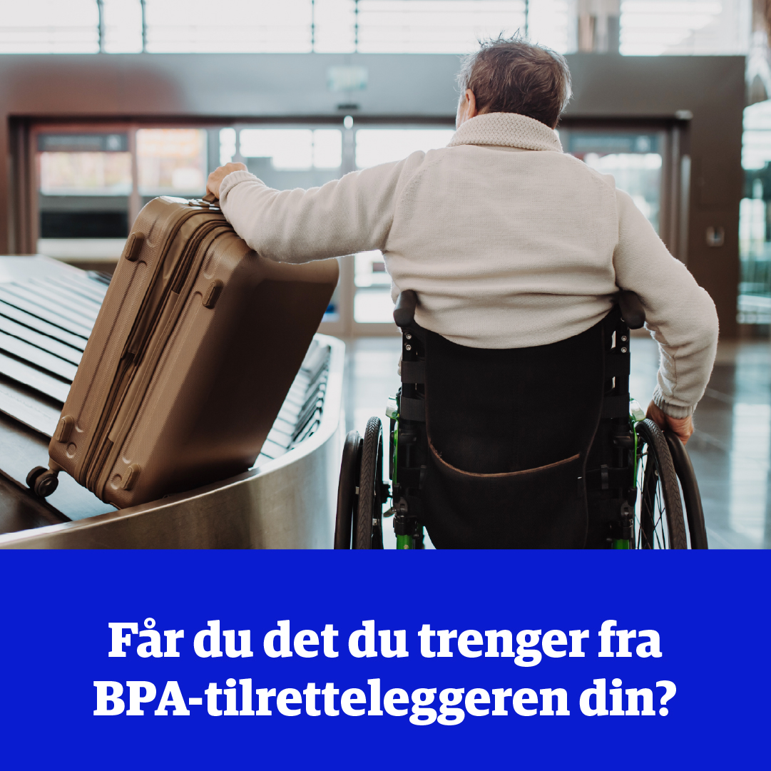 En mann i rullestol som henter bagasjen sin fra bagasjebåndet på en flyplass.
